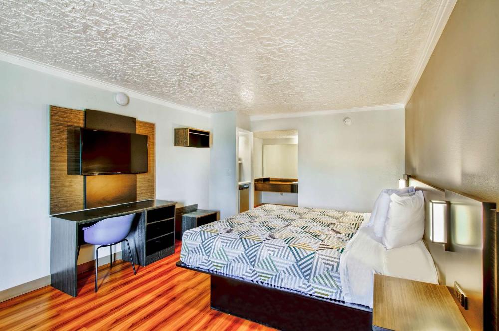 King Room - Non-Smoking interior